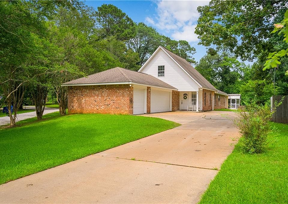 Brick and white siding home with two-car garage at 190 Northwood Dr, Pineville, LA